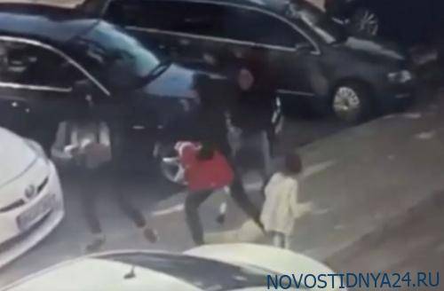 Студентки ГУМФ, избившие женщину на улице, скрываются