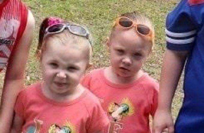 Мать трехлетних девочек-близнецов, которые погибли от теплового удара в машине, требует объяснений от приемной семьи, где жили девочки