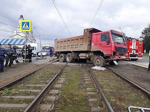 В Челябинске скончалась девушка, которую самосвал сбил на трамвайной остановке
