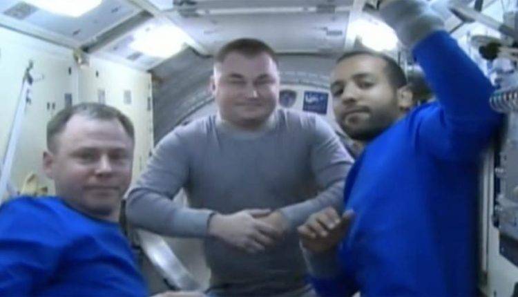 Возвращающийся с МКС экипаж закрыл люки корабля «Союз МС-12»