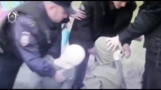 Видео: Алтайский убийца показал как убивал женщину и ее двух маленьких детей