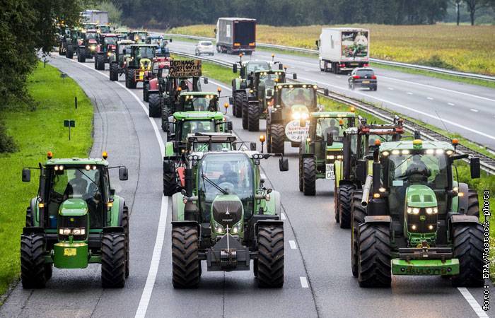 В Нидерландах фермеры на тракторах устроили акцию в защиту своей репутации