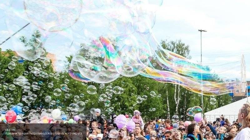 Американские ученые разработали состав смеси для гигантских мыльных пузырей