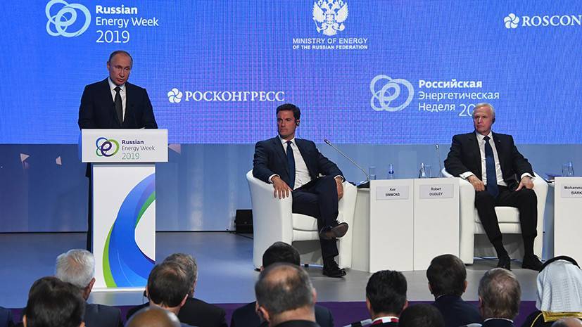 «Вмешательство» в выборы, доллар, нефть и Зеленский: о чём говорил Путин на пленарном заседании РЭН