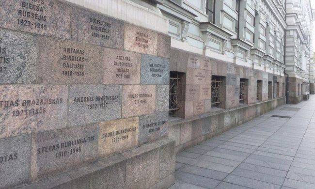 Со стены бывшего здания КГБ в Вильнюсе сотрут фамилии нескольких бандитов