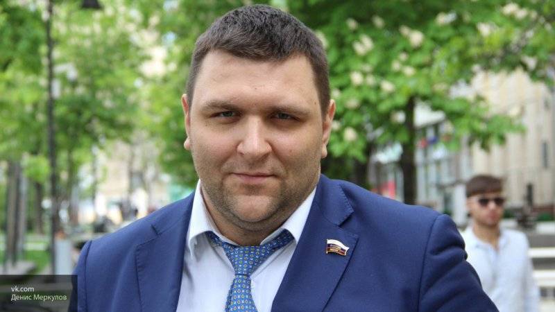 Экс-кандидат в МГД припугнул травматом попытавшихся напасть на него бандитов Навального