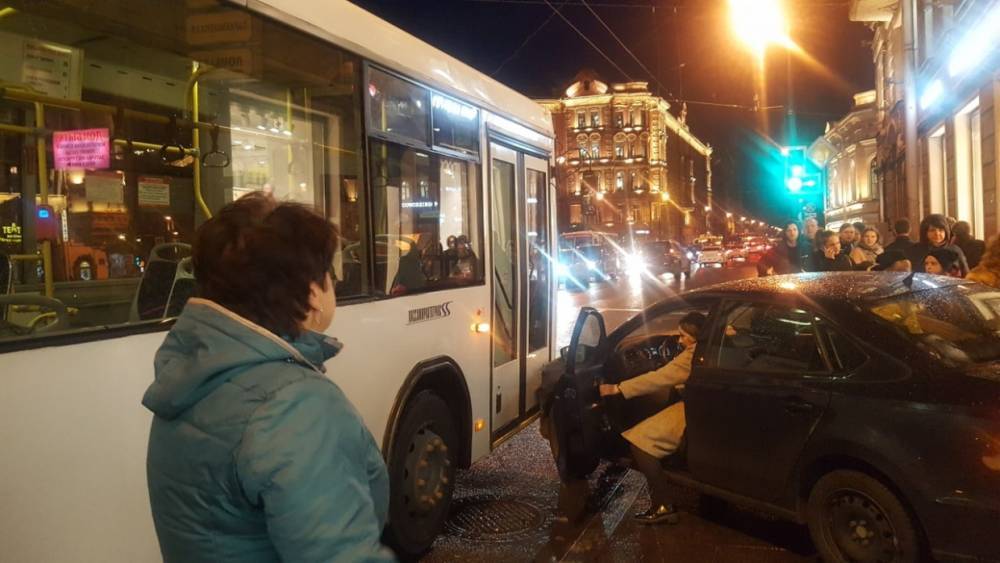 Выезжавшая со двора автоледи угодила в пассажирский автобус на Каменноостровском