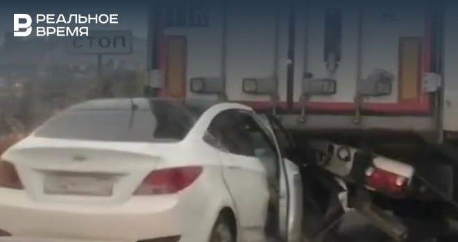Соцсети: на Мамадышском тракте в Казани иномарка влетела под фуру
