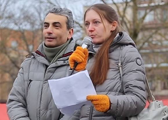 Псковских журналистов вызвали в СКР на допрос после акции солидарности с Прокопьевой
