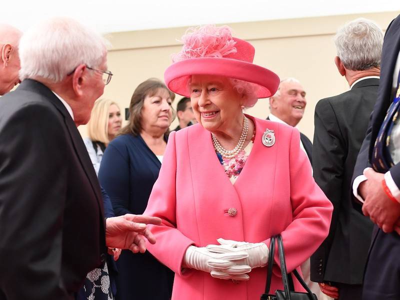 Королева Великобритании может стать инвалидом из-за отказа делать операцию
