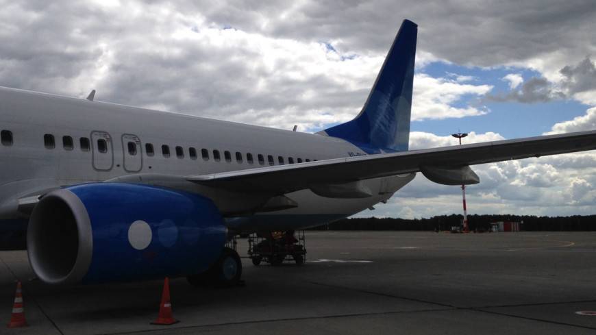 В аэропорту Челябинска трап въехал в самолет с более чем 160 пассажирами