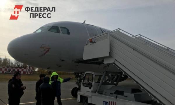 В челябинском аэропорту самоходный трап врезался в самолет с пассажирами