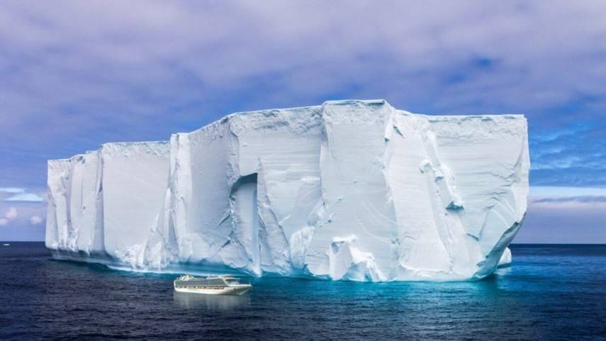 В Антарктиде от ледника откололся айсберг размером с остров