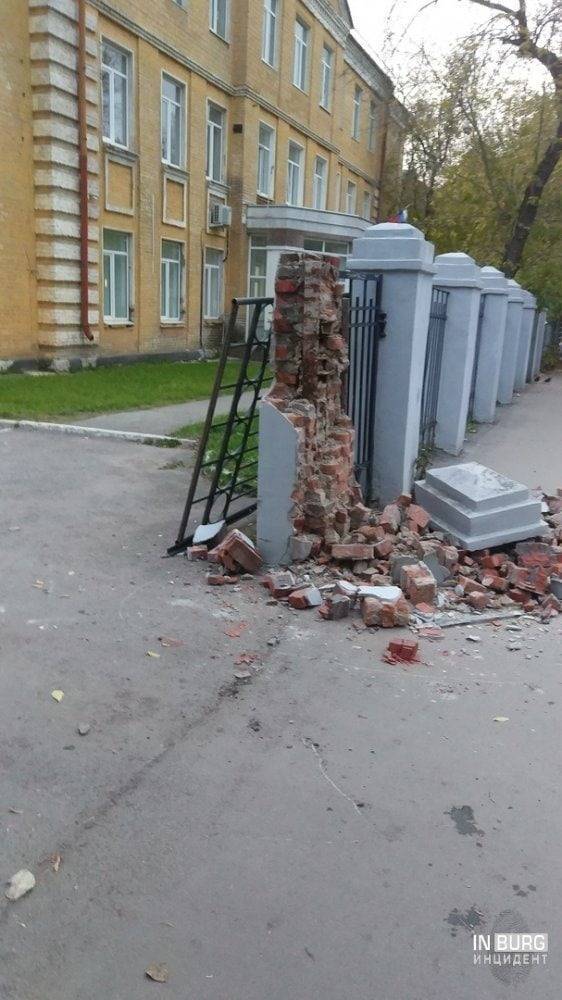 В Екатеринбурге мусоровоз сломал въезд в отделение полиции