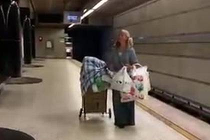 Спевшей в американском метро бездомной из России предложили контракт