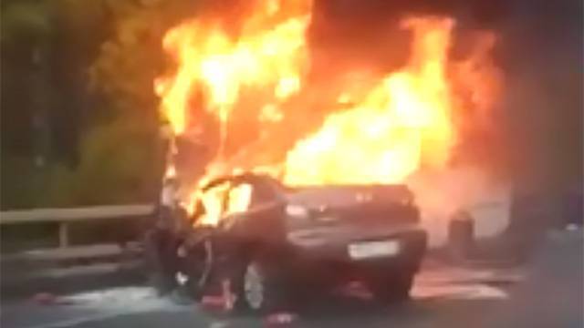 Автобус и легковушка сгорели после ДТП под Петербургом, - МЧС