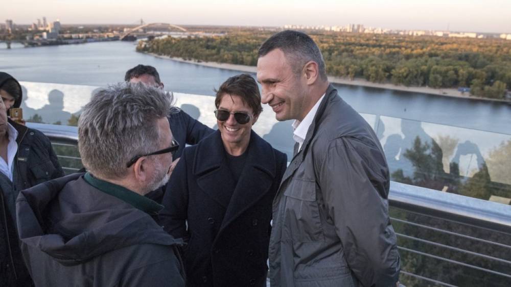 Том Круз проверил на прочность «мост Кличко» в Киеве
