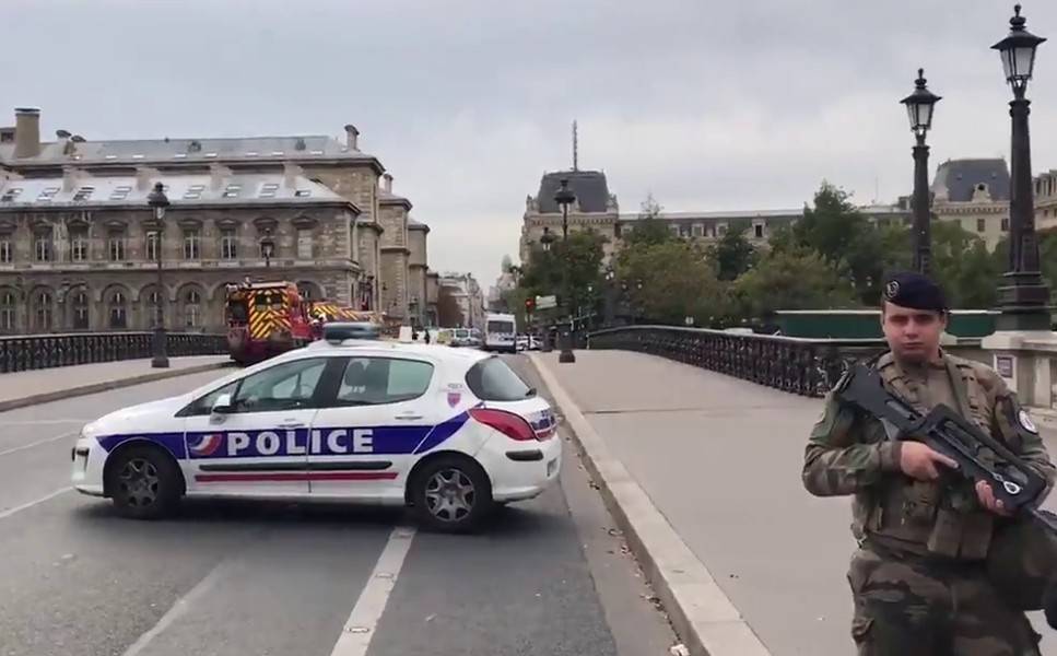Четыре человека погибли при нападении на полицейских в Париже