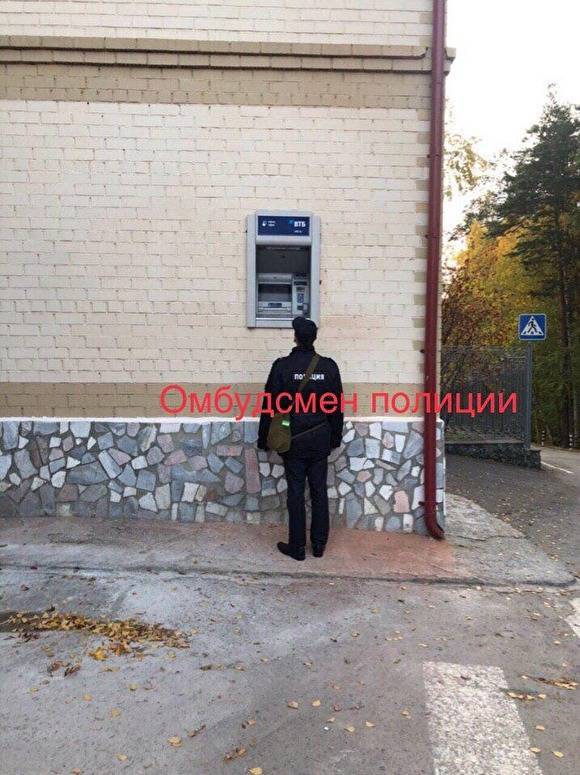 В уральском институте МВД России установили банкомат на трехметровой высоте