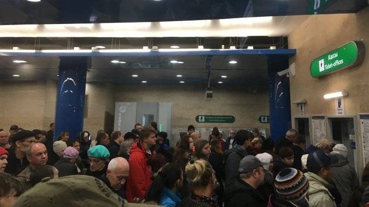 Новые станции метро на юге Петербурга наводнили очереди за жетонами