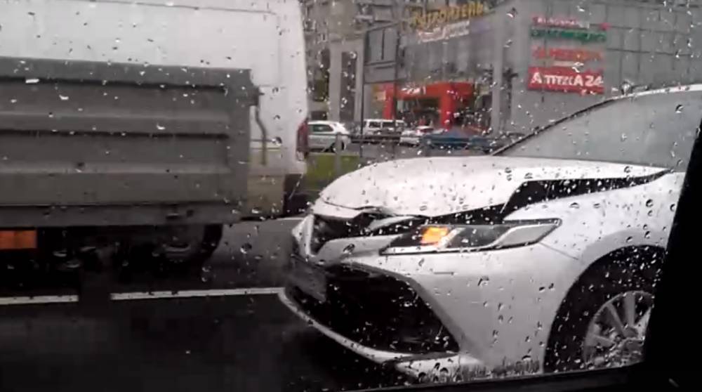 Дама на Toyota догнала ГАЗель на проспекте Сизова и попала на видео