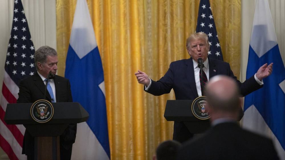 Эксперт по протоколу объяснила, зачем Трамп шлепнул президента Финляндии по колену