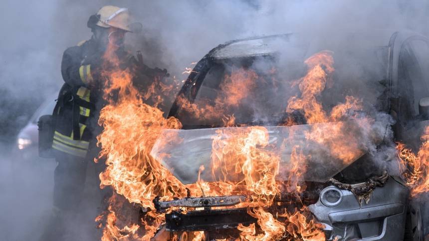 Видео: автомобиль загорелся после столкновения с автобусом под Петербургом