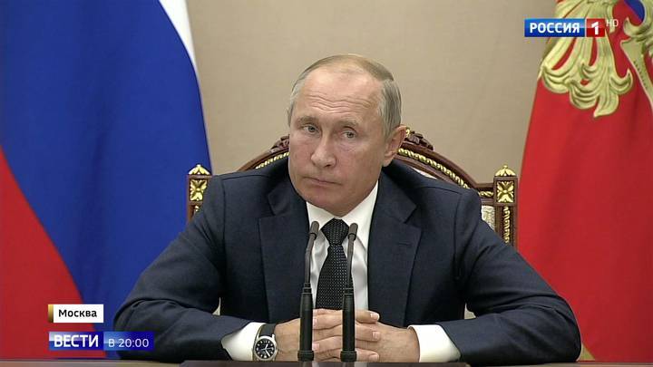 Путин призвал при увеличении оклада медикам не допускать "фокусов" с доплатами