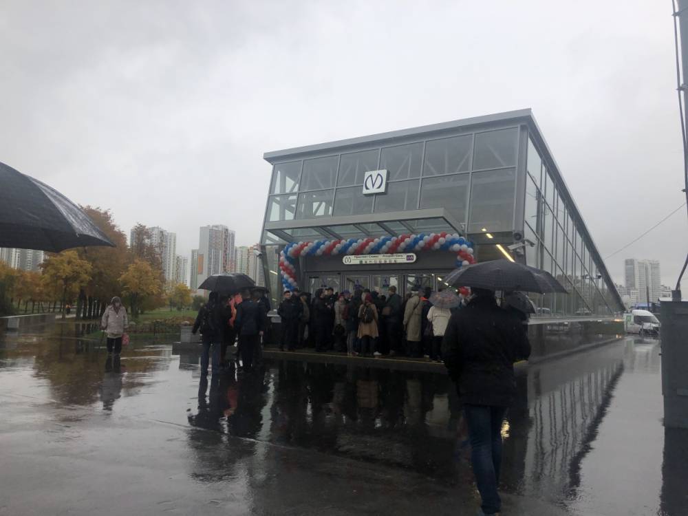Петербуржцы собрались у «Проспекта Славы» в ожидании церемонии открытия новых станций