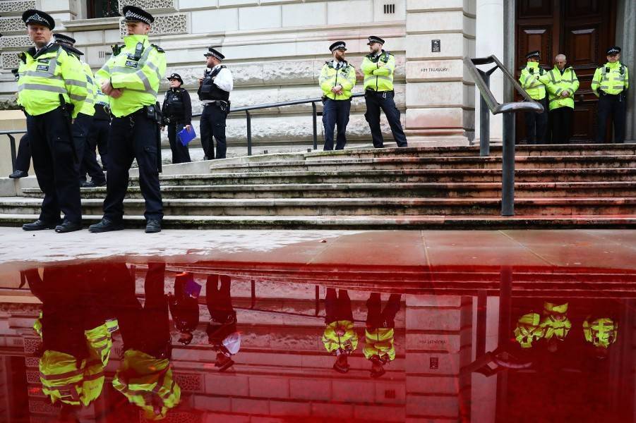 Экоактивисты облили искусственной кровью здание министерства финансов в Лондоне