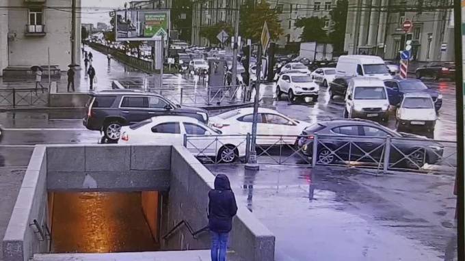 Видео: два автомобиля столкнулись на пересечении Седова и Ивановской