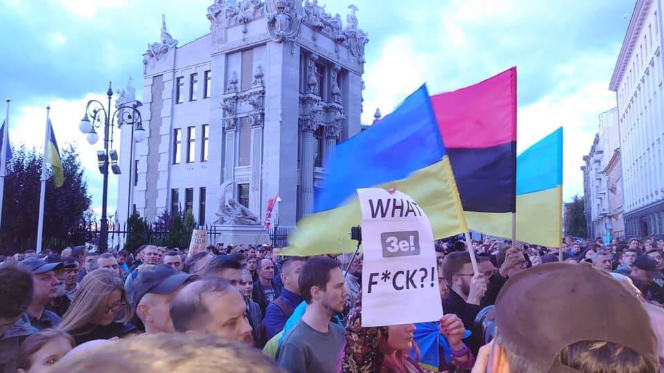 Эксперты: Митинги в Киеве – договорняк Зе и Порошенко