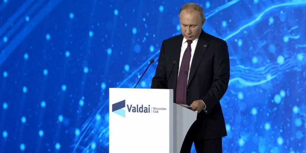 Владимир Путин принимает участие в заседании клуба "Валдай" в Сочи