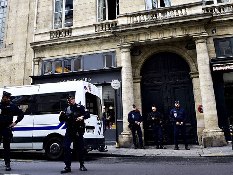 Напавший на полицейского в Париже работал в префектуре полиции