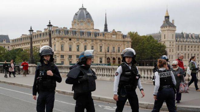 В Париже мужчина напал на полицейских с ножом, погибли четверо. Нападавший убит