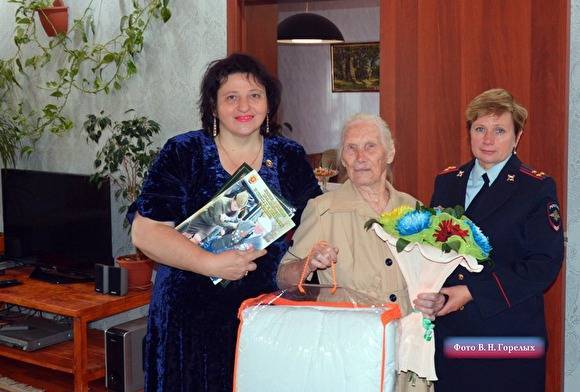 В Березовском полиция поздравила ветерана ВОВ с 95-летием, передав ей открытку от Путина