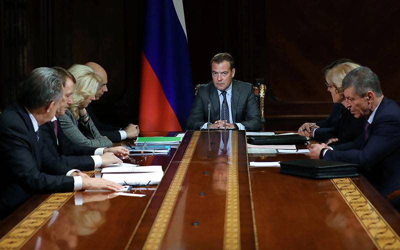 Медведев поручил ускорить рост российской экономики