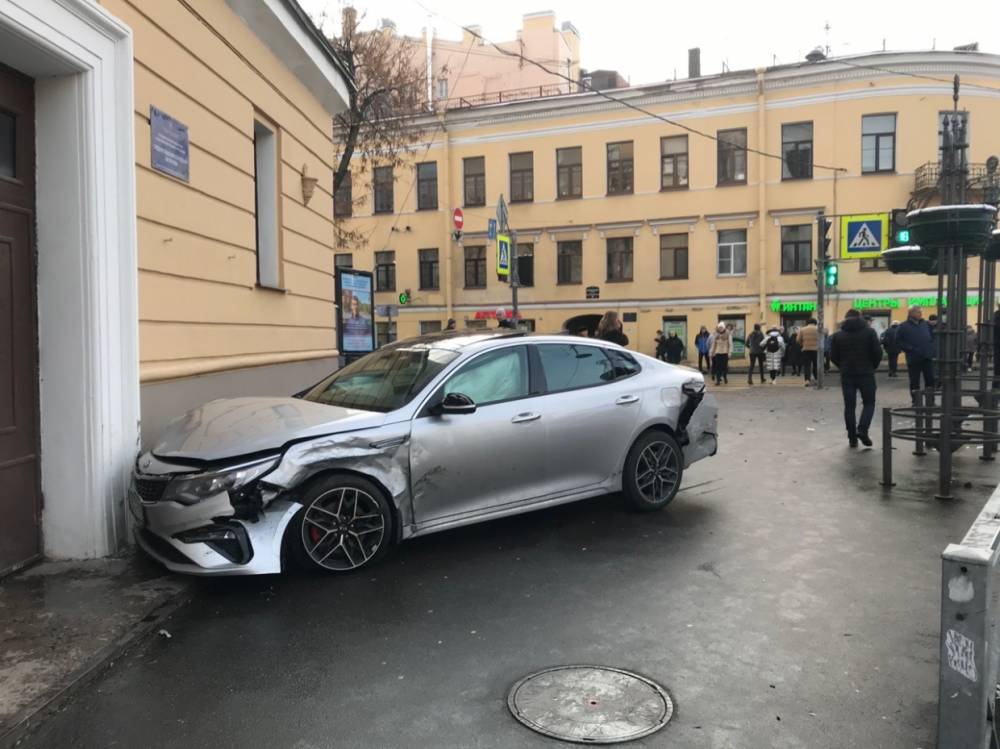 В центре Петербурга Kia влетела в здание школы после столкновения с такси