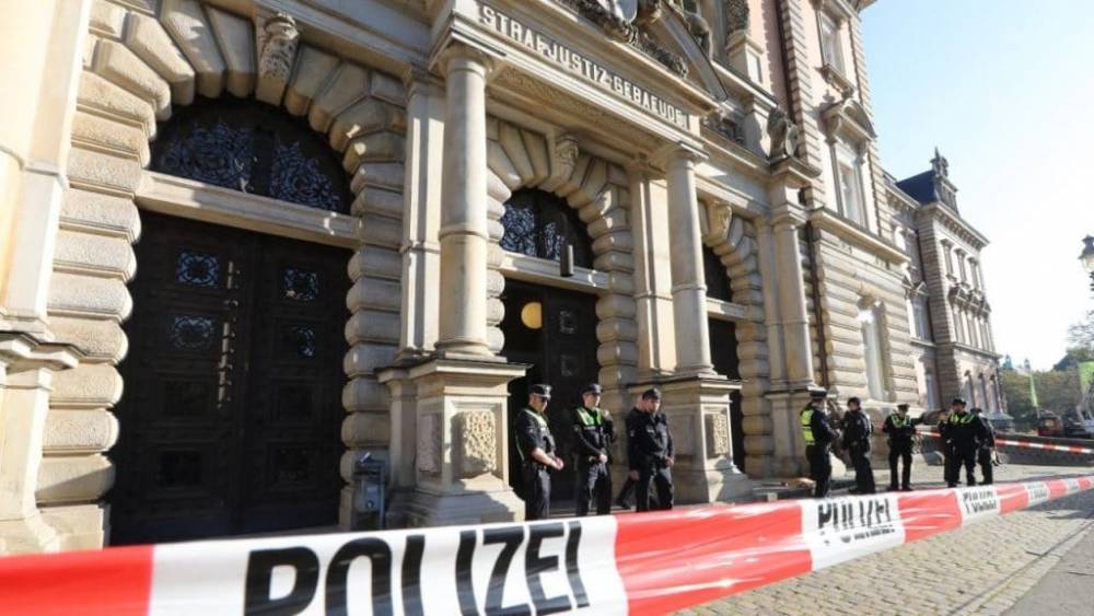 В гамбургском здании суда беженец напал с ножом на человека: преступник все еще на свободе