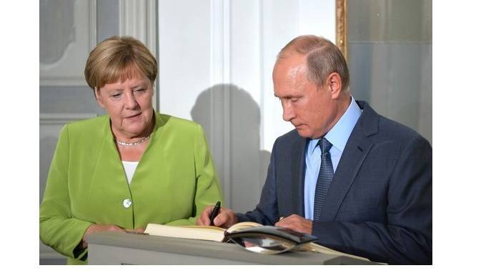 Путин обсудил с Меркель транзит газа через территорию Украины