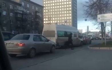 В центре Челябинска водитель Toyota подрался с маршрутчиками