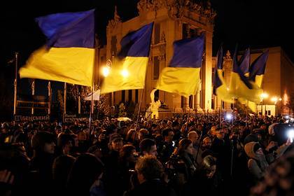 Украинцы устроили митинг против разведения войск в Донбассе