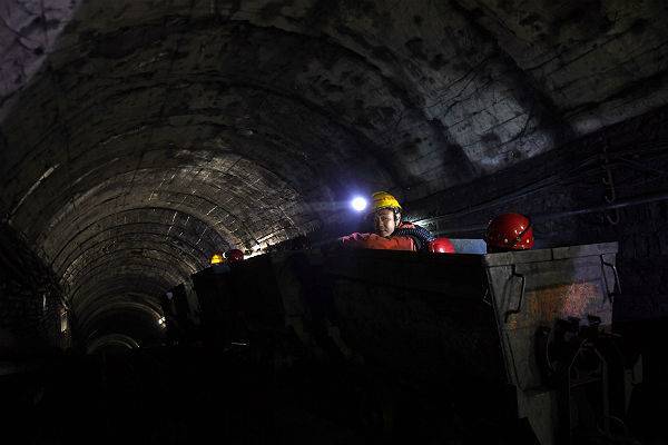 Два человека погибли при обрушении кровли на шахте в Китае