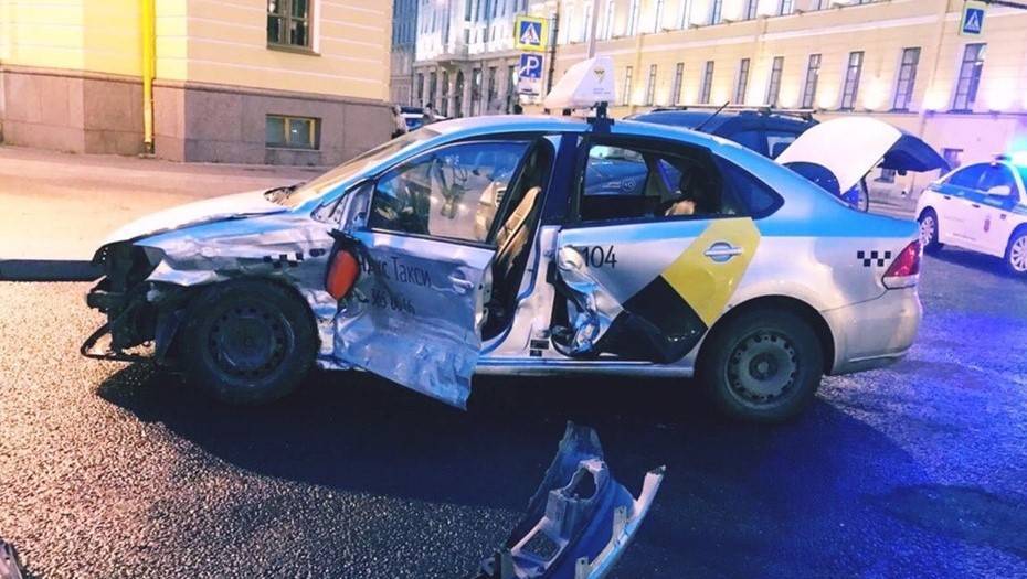 В ДТП с "Яндекс.Такси" в центре Петербурга пострадали две женщины и ребенок