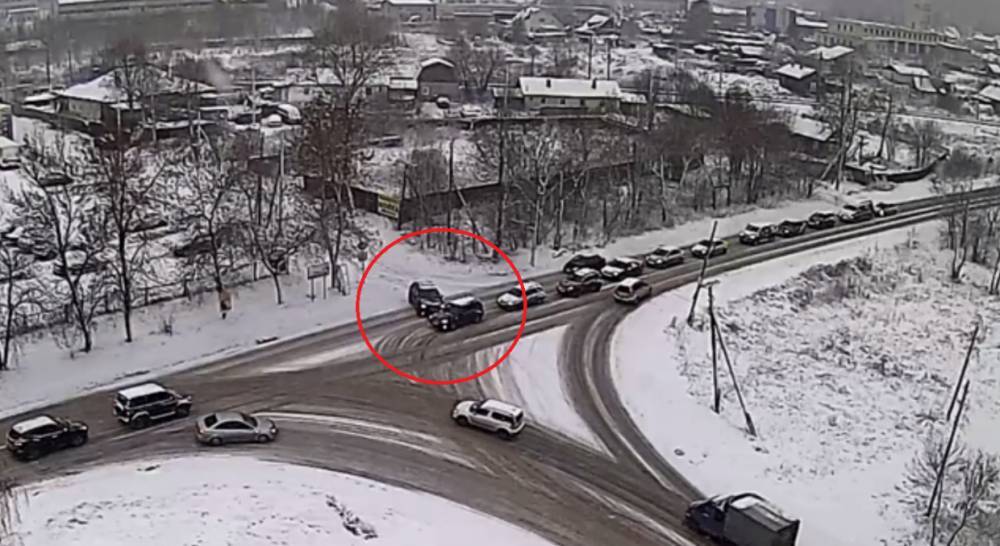 Автомобиль скатился в Петрозаводске на Ключевой с горки и устроил ДТП