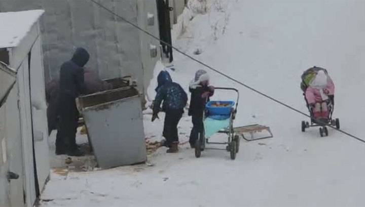 Якутские полицейские помогут женщине с детьми, кормящейся в мусорном баке