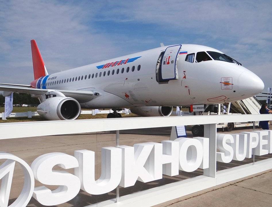 Самолет SSJ-100 столкнулся с птицей при посадке в Новом Уренгое