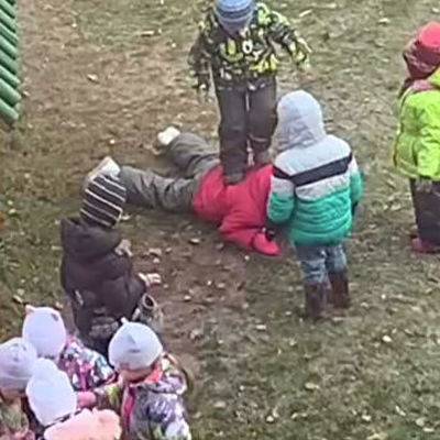 Воспитателя детского сада в Ярославле временно отстранили от работы после видео с дракой