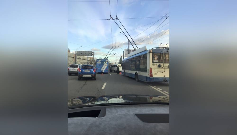 Из-за «сходки» троллейбусов на Ленинском образовалась пробка