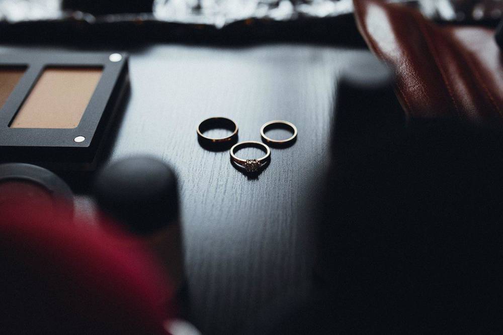 В Оленегорске у женщины гостья украла золотое кольцо